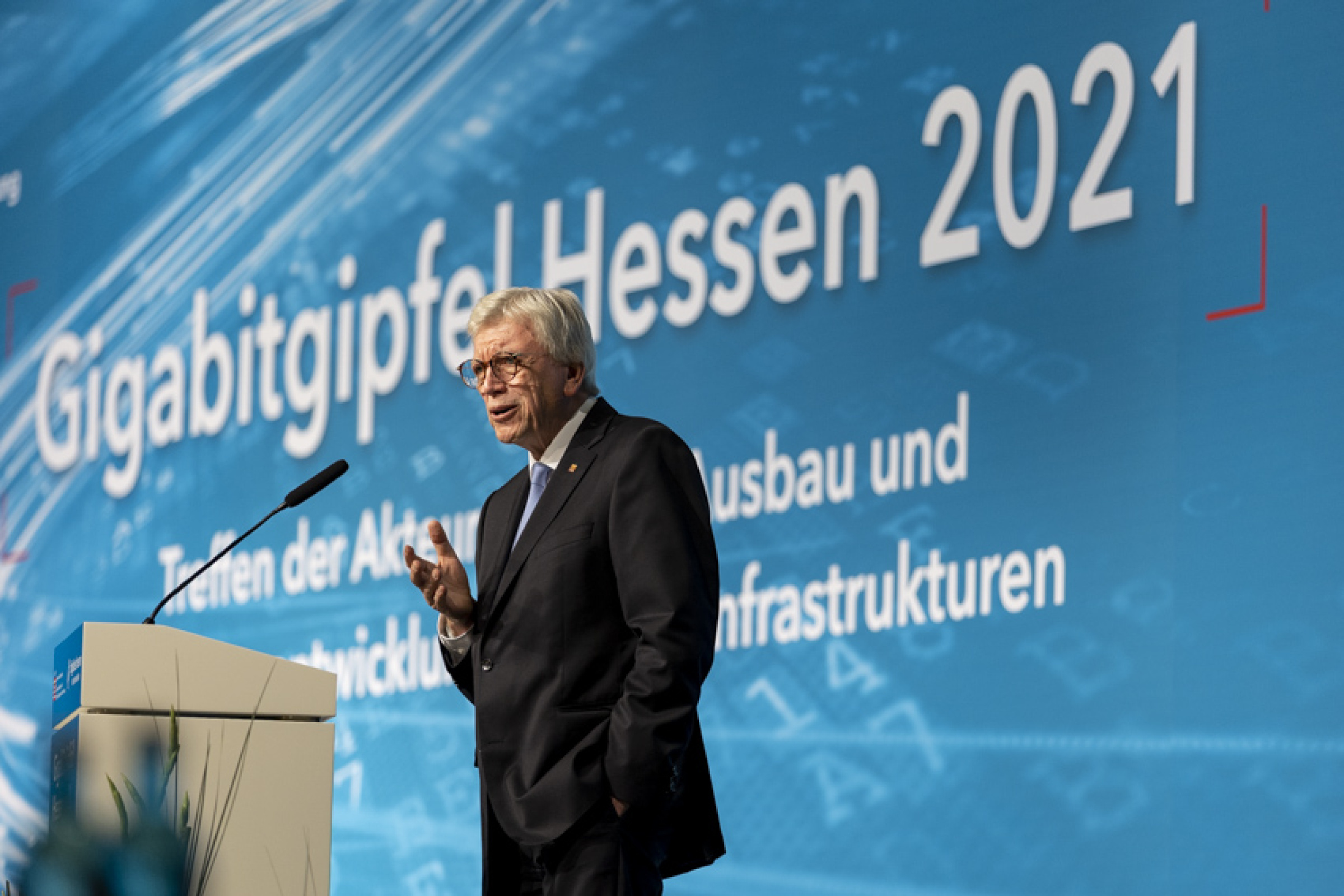 Der Hessische Ministerpräsident Volker Bouffier bei der Eröffnung des Gigabitgipfels Hessen 2021